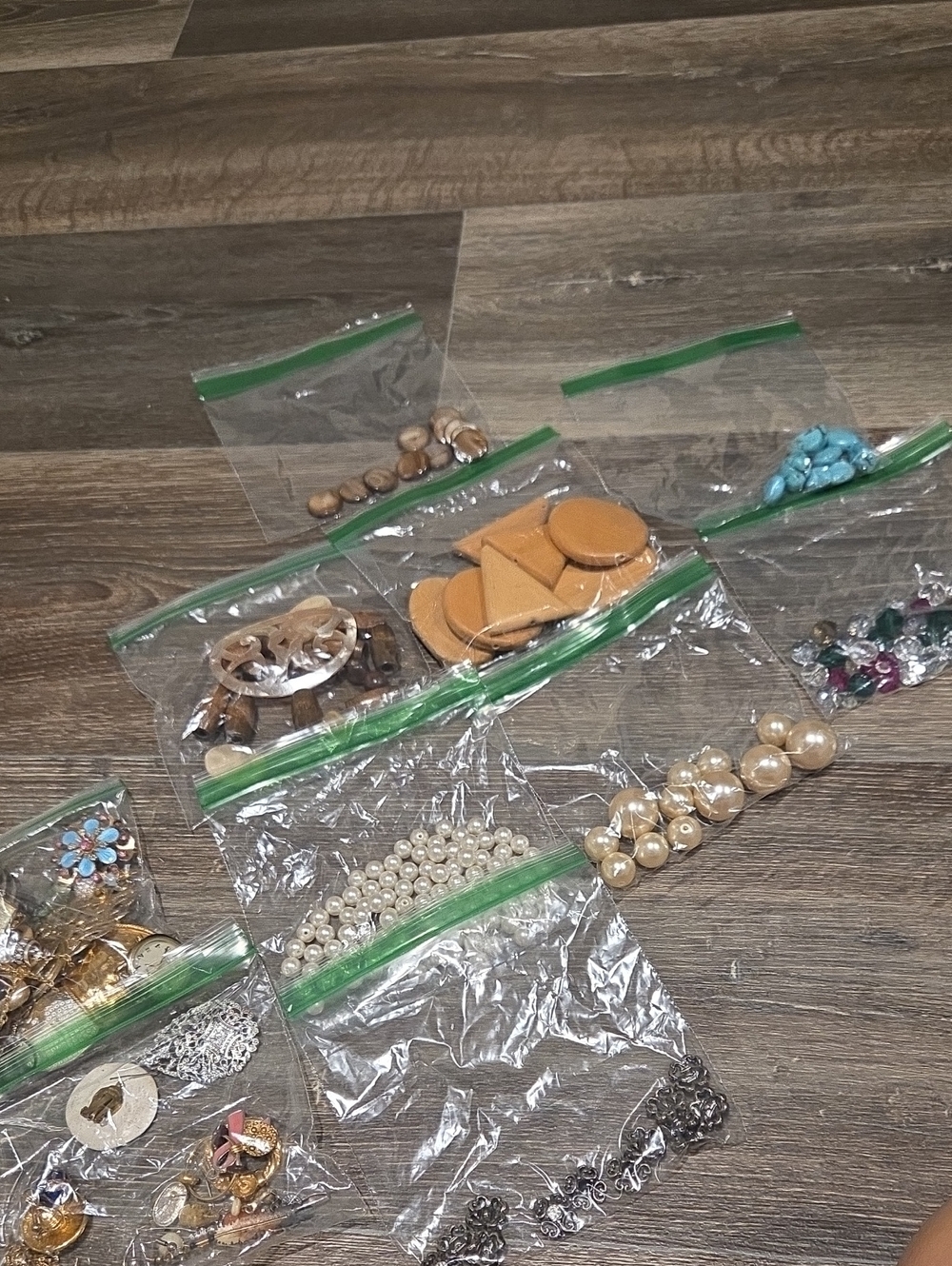 VINTAGE COLLECTION OF JEWELRY ITEMS